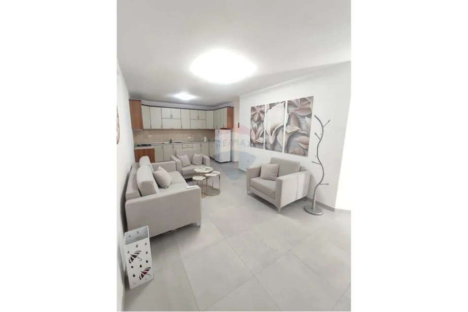 Tirane, jepet me qera apartament 2+1+Aneks+Ballkon Kati 4, 80 m² 600 € (Ish Ekspozita,)