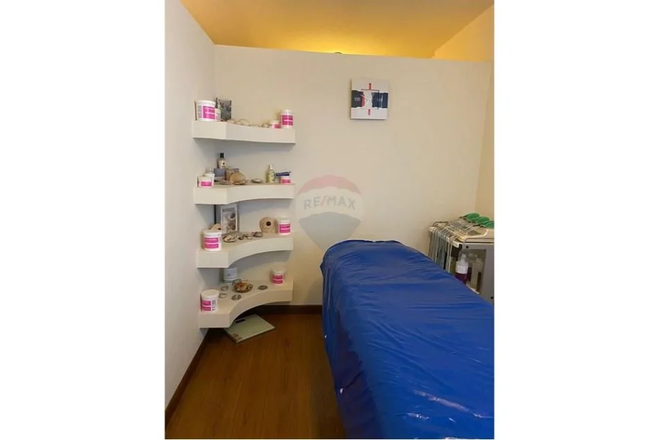 Tirane, jepet me qera dyqan , 90 m² 1.000 € (ish ekspozita)