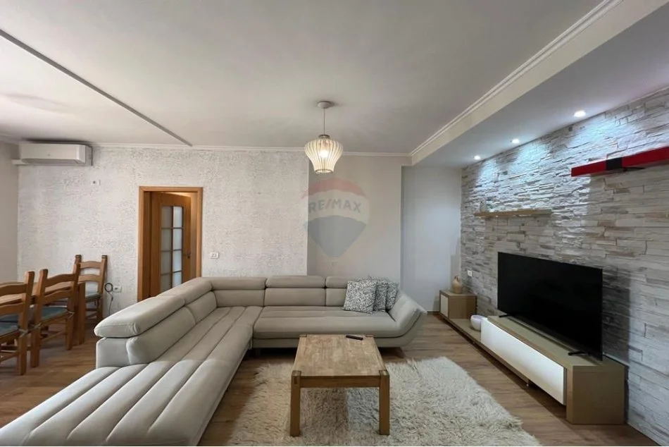 Tirane, jepet me qera apartament 2+1 Kati 7, 100 m² 600 € (Pallati me Shigjeta)