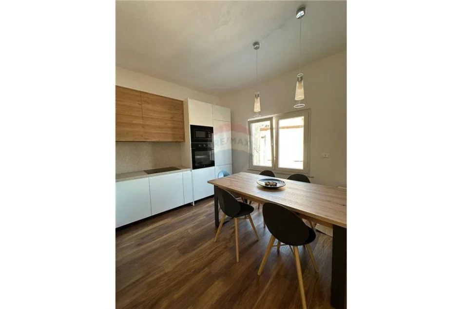 Tirane, jepet me qera apartament 2+1+Ballkon Kati 2, 120 m² 750 € (Selvia)