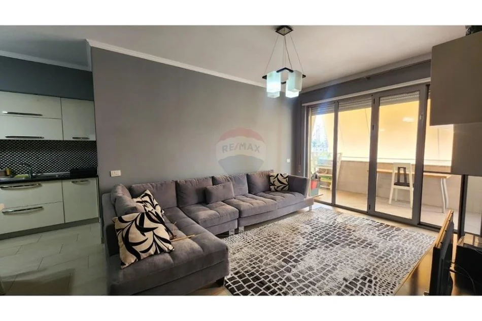 Tirane, jepet me qera 2+1+Aneks+Ballkon , 650 € 