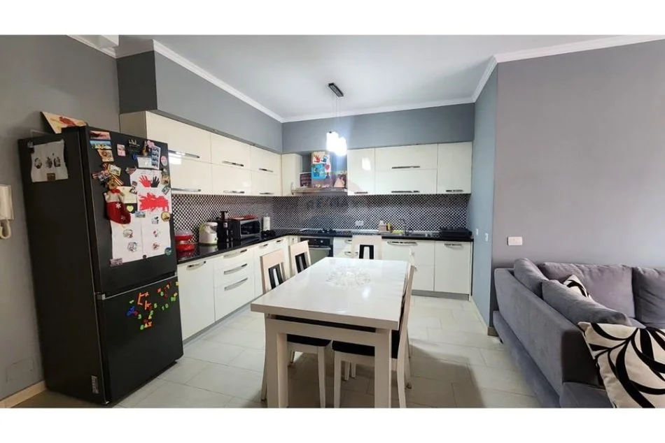 Tirane, jepet me qera 2+1+Aneks+Ballkon , 650 € 