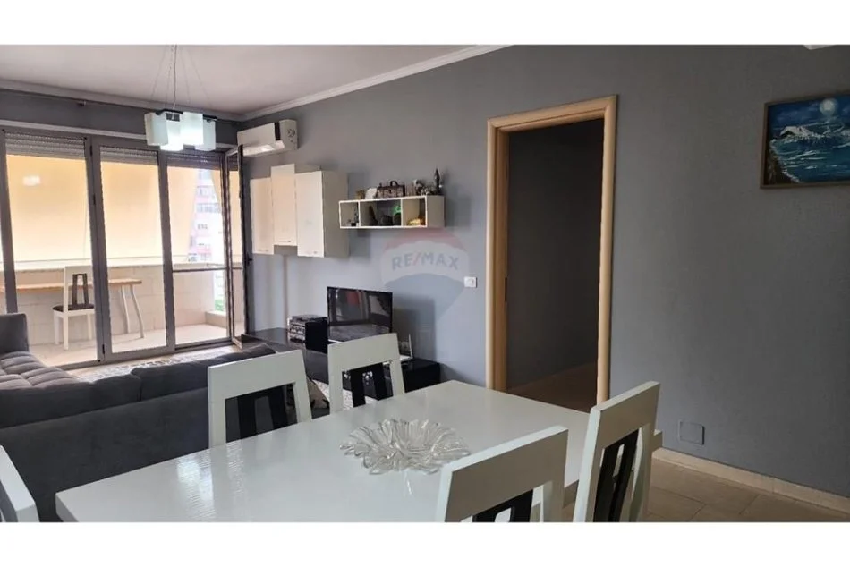 Tirane, jepet me qera 2+1+Aneks+Ballkon , 650 € 