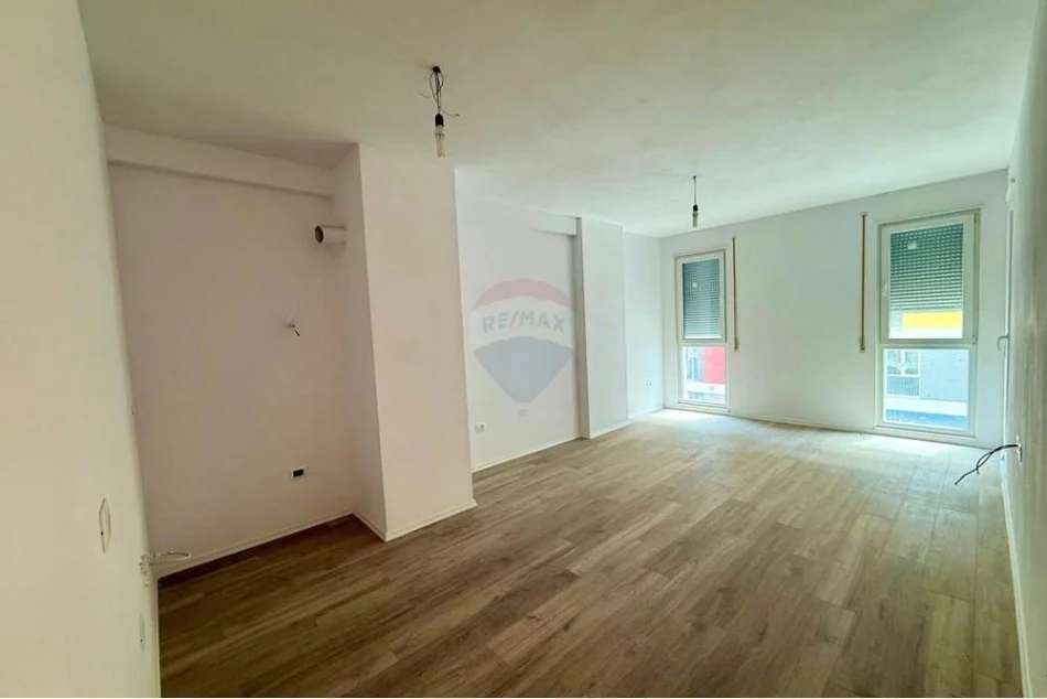 Tirane, jepet me qera apartament , 80 m² 300 € (Univers City)