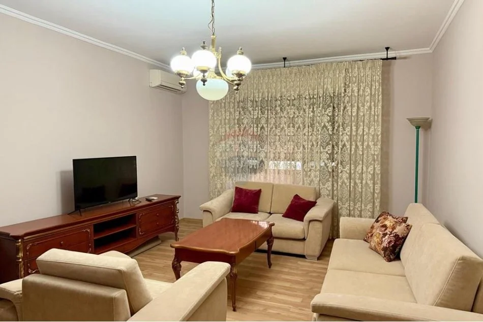 Tirane, jepet me qera apartament , 120 m² 800 € (Komuna e Parisit Skender Luarasi)