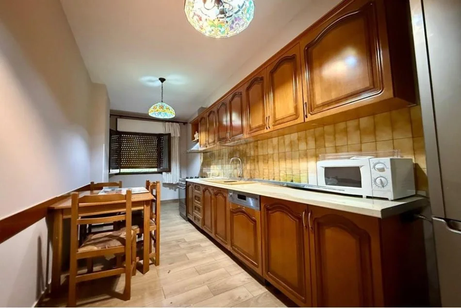 Tirane, jepet me qera apartament , 120 m² 800 € (Komuna e Parisit Skender Luarasi)