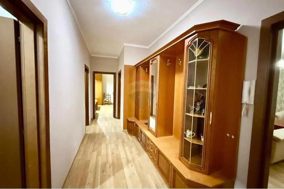 Tirane, jepet me qera apartament , 120 m² 800 € (Komuna e Parisit Skender Luarasi)