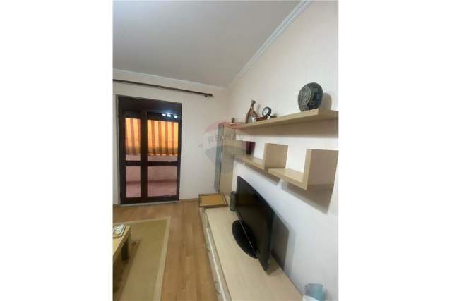 Tirane, jepet me qera apartament 2+1 Kati 4, 80 m² 550 Euro (Bllok)