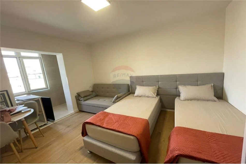 Garsoniere me Qera, Shkolla e Baletit