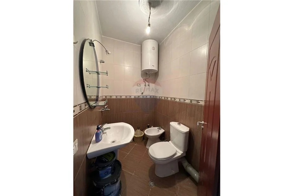 Tirane, jepet me qera apartament 1+1 Kati 7, 100 m² 500 € (astir)
