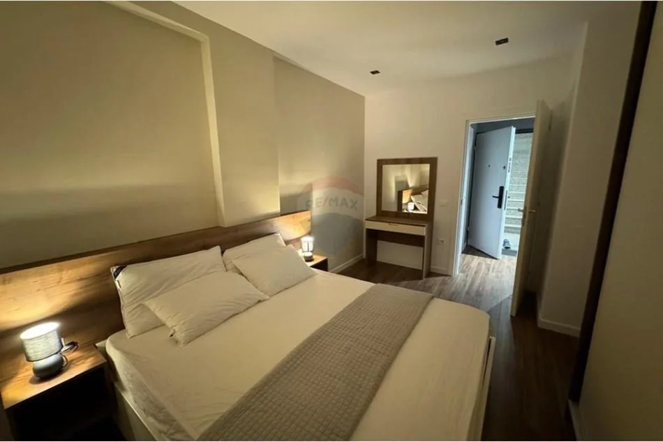 Tirane, jepet me qera apartament 1+1 Kati 5, 86 m² 800 € (Apartament 1+1 me qera tek Pazari i Ri)