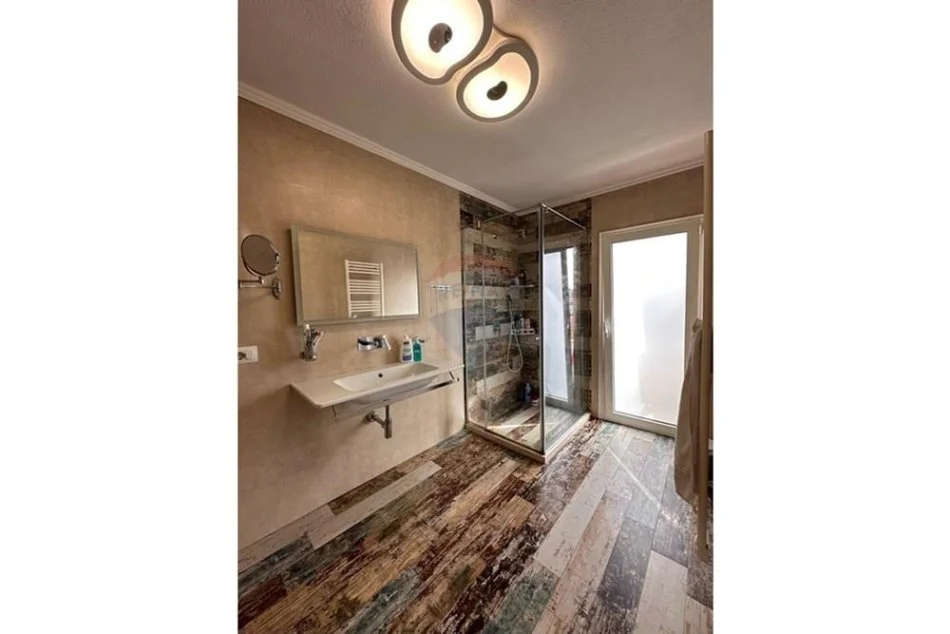 Tirane, jepet me qera apartament 3+1 Kati 3, 180 m² 750 € (Bryli , Materniteti i Ri)