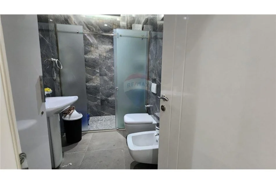 Tirane, jepet me qera zyre , 800 € (Komuna e Parisit)