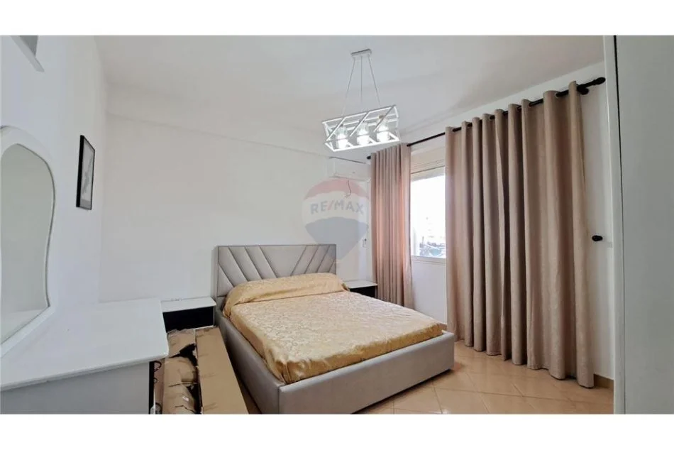 Vlore, jepet me qera apartament 1+1+Ballkon Kati 3, 75 m² 370 € (Lungomare)