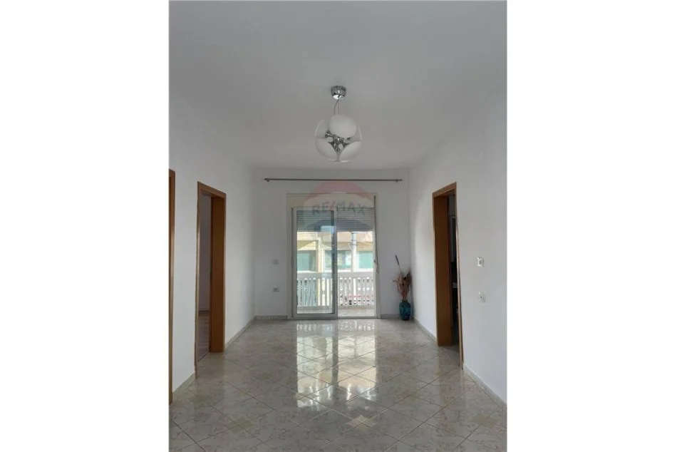 Vlore, shitet apartament 2+1+Ballkon Kati 2, 200 m² 122.000 € (Gjyqi Vjeter)