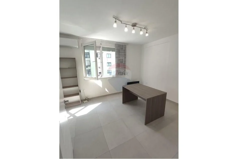 Tirane, jepet me qera apartament 2+1+Aneks+Ballkon Kati 4, 80 m² 600 € (Ish Ekspozita,)