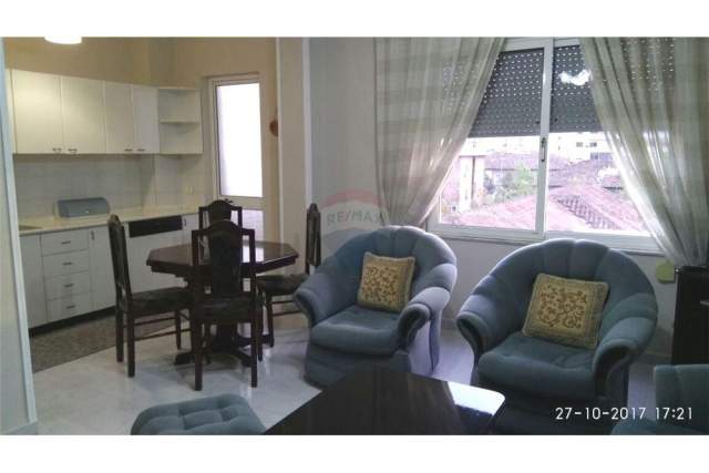 Tirane, jepet me qera apartament 2+1+BLK Kati 4, 100 m² 450 Euro (Stadiumi Dinamo)