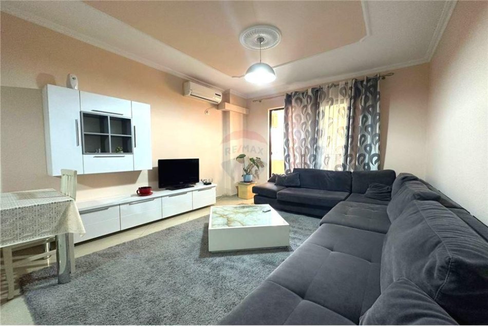 Tirane, jepet me qera apartament 1+1 Kati 7, 100 m² 500 € (astir)