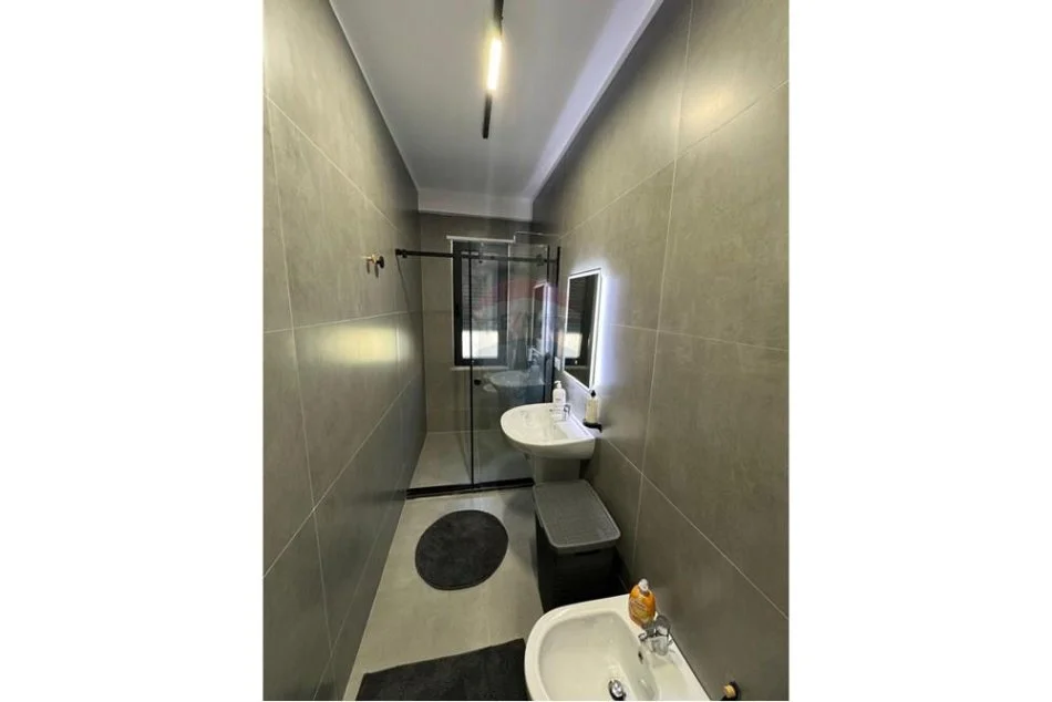 Tirane, jepet me qera apartament 1+1 Kati 5, 86 m² 800 € (Apartament 1+1 me qera tek Pazari i Ri)