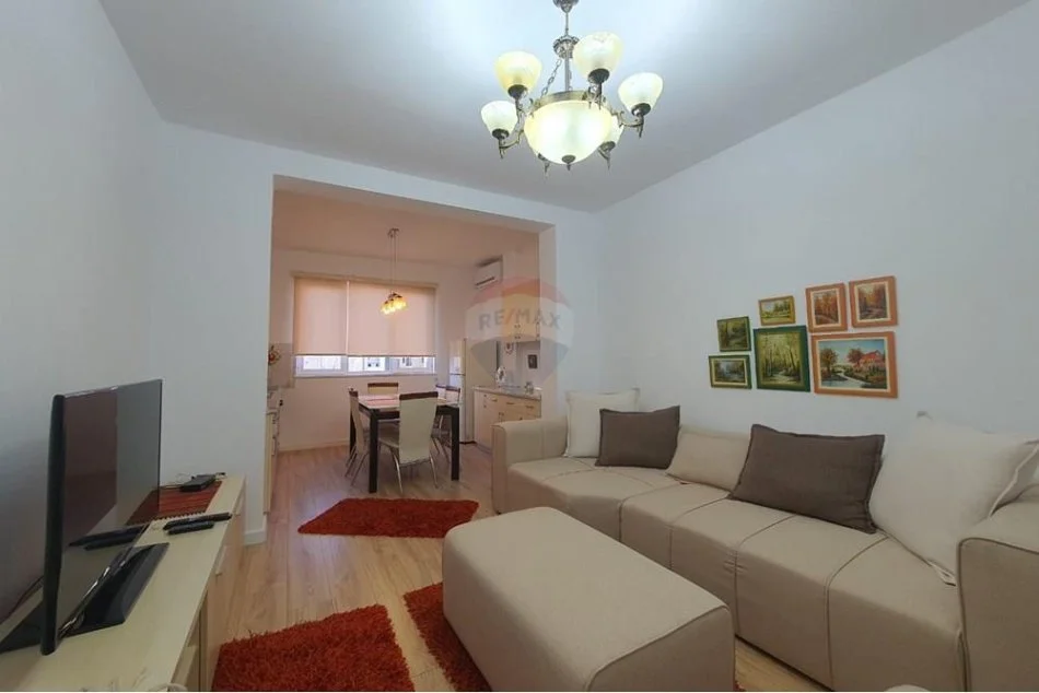 Tirane, jepet me qera apartament 2+1 , 700 € (Rruga e Durresit)