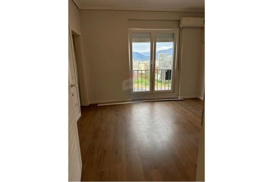 Tirane, jepet me qera zyre Kati 5, 135 m² 850 € (RRUGA E KOSOVAREVE)