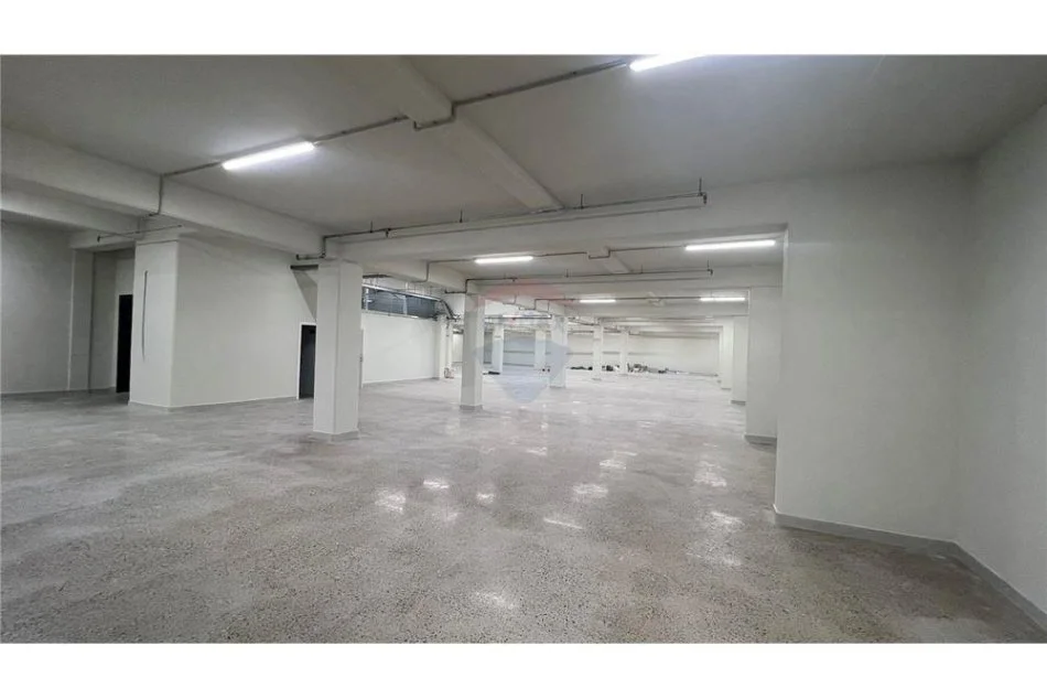 Tirane, jepet me qera ambjent biznesi Kati 2, 3.000 m² 15.000 € (Kashar)