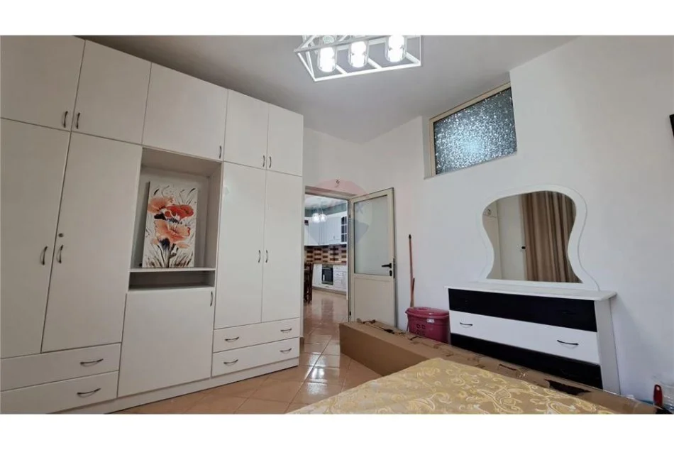Vlore, jepet me qera apartament 1+1+Ballkon Kati 3, 75 m² 370 € (Lungomare)
