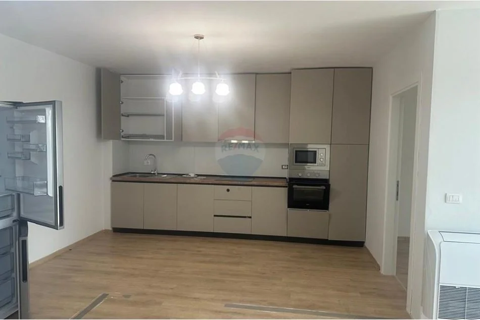 Tirane, jepet me qera zyre Kati 5, 135 m² 1.300 € (KOMPLEKSI TURDIU)