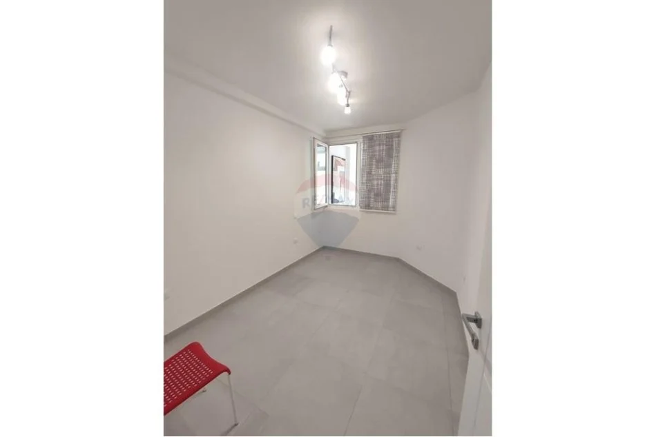 Tirane, jepet me qera apartament 2+1+Aneks+Ballkon Kati 4, 80 m² 600 € (Ish Ekspozita,)