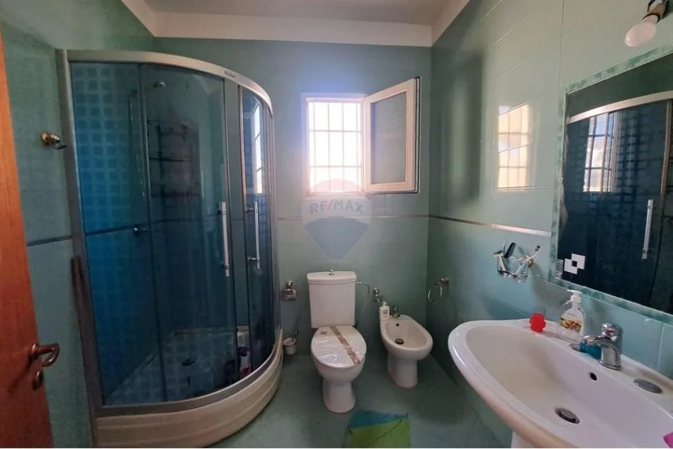 Vlore, shitet shtepi 3 Katshe , 360 m² 130.000 € (Transballkanike)