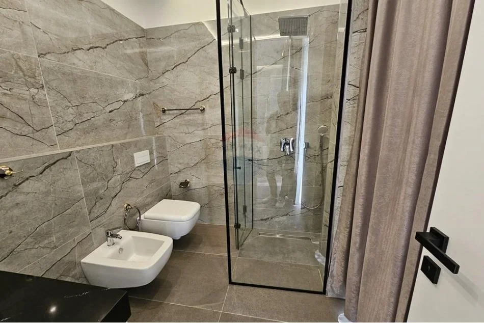 Tirane, jepet me qera apartament 2+1 Kati 1, 120 m² 2.000 € (Rezidenca FZ)