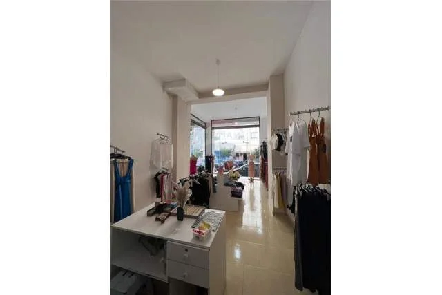 Tirane, shitet dyqan Kati 0, 75 m² 125.000 Euro (Yzberisht)