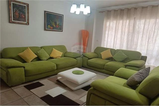 Tirane, jepet me qera apartament 1+1 Kati 9, 65 m² 500 Euro (Selvia)