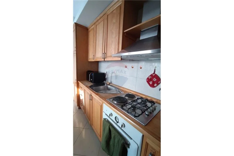 Tirane, jepet me qera apartament 1+1 Kati 5, 75 m² 450 € (KOMUNA E PARISIT)