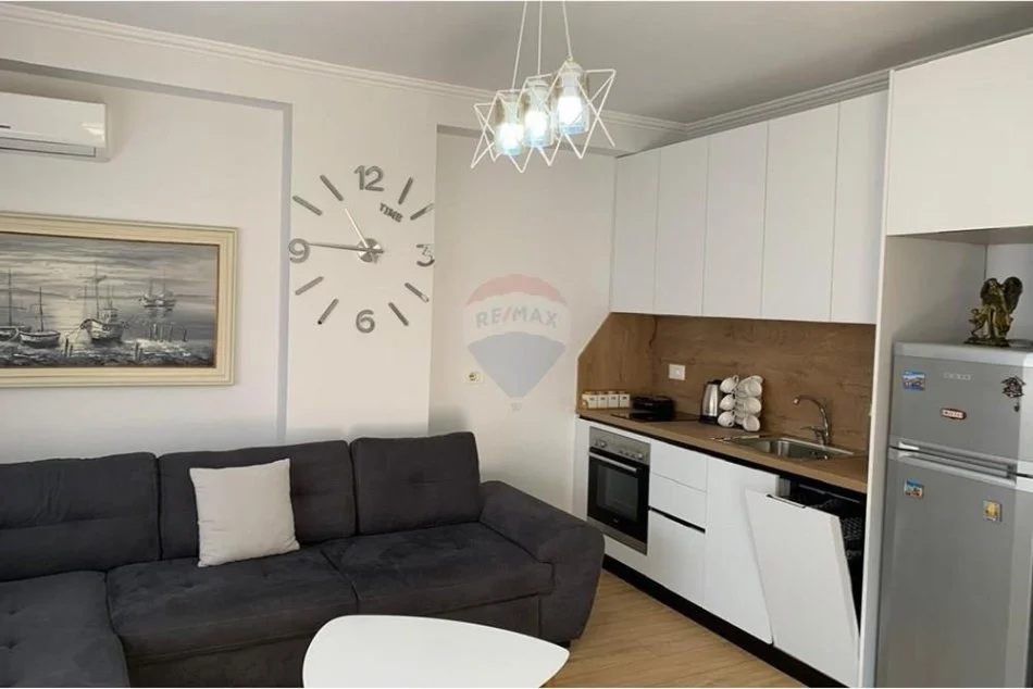 Tirane, jepet me qera apartament 1+1+Ballkon Kati 5, 55 m² 600 € (Rruga e Barrikadave)