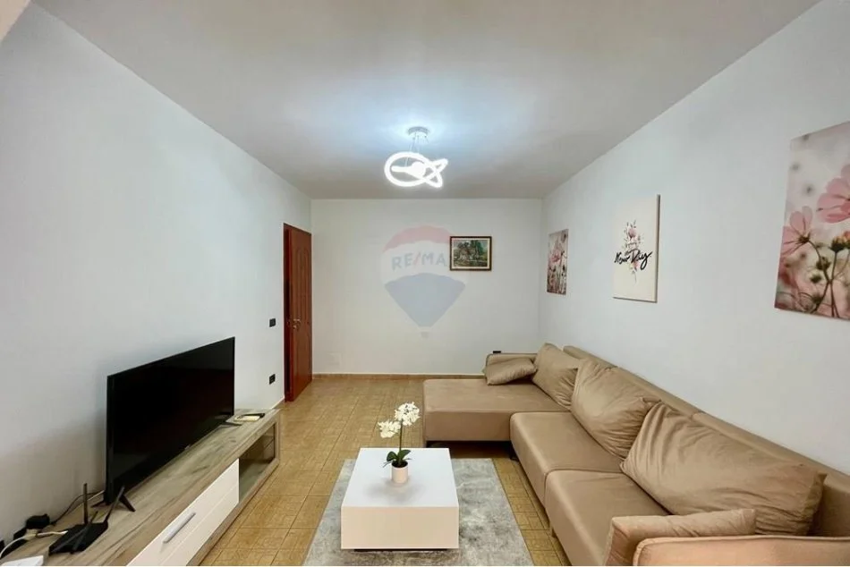 Tirane, jepet me qera apartament 2+1+Ballkon Kati 4, 95 m² 700 € (Libri UNIVERESITAR)