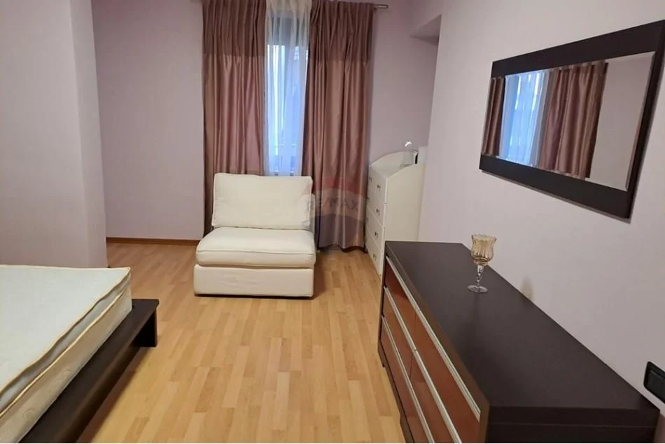 Tirane, jepet me qera apartament 2+1 , 650 € (Kopshti Zoologjik)
