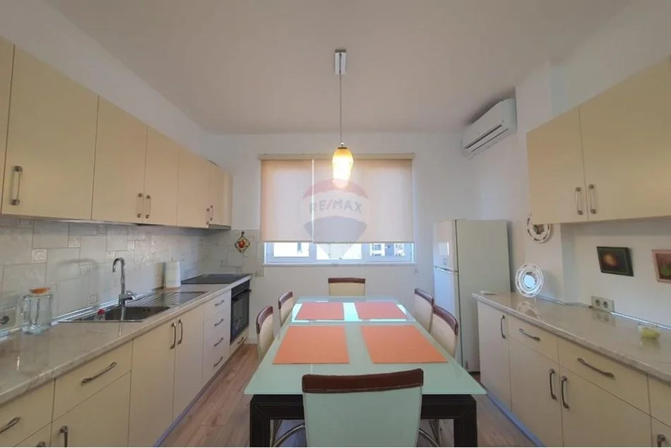 Tirane, jepet me qera apartament 2+1 , 700 € (Rruga e Durresit)