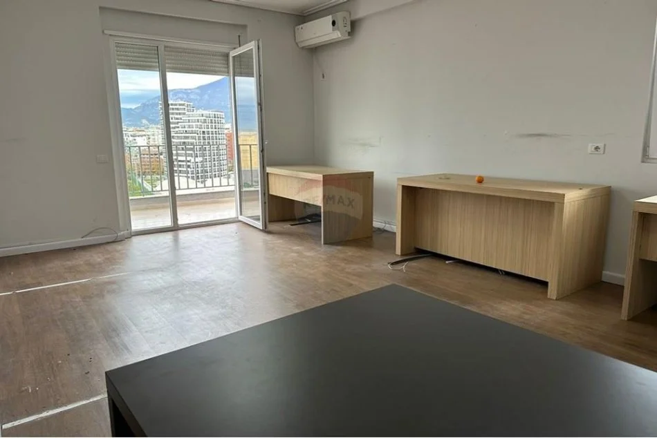 Tirane, jepet me qera zyre Kati 5, 135 m² 850 € (RRUGA E KOSOVAREVE)