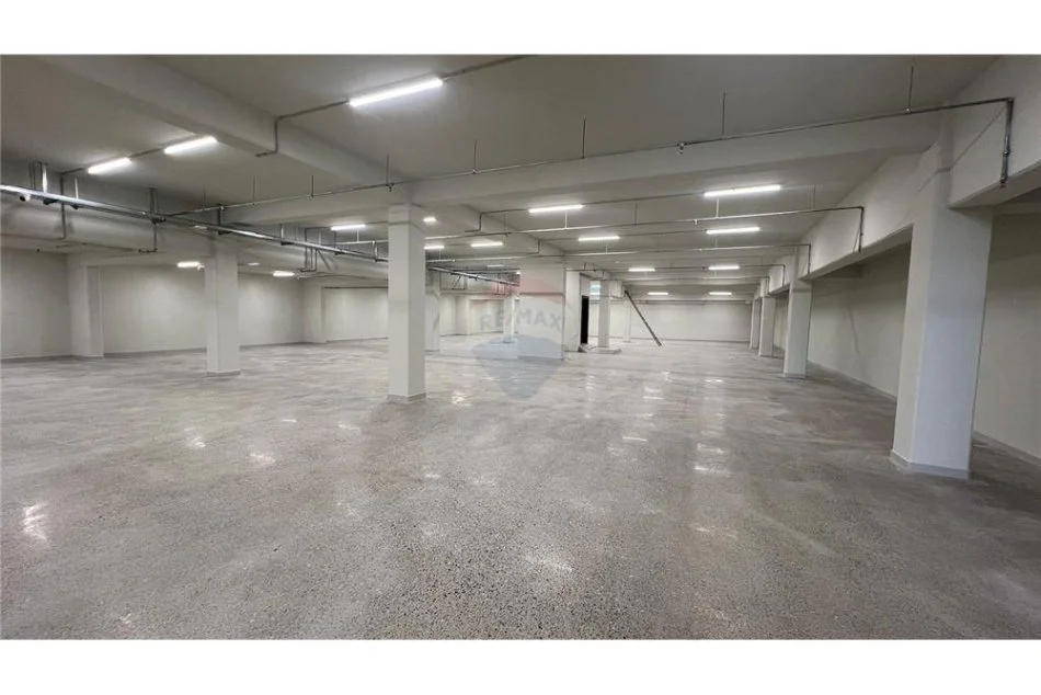 Tirane, jepet me qera ambjent biznesi Kati 2, 3.000 m² 15.000 € (Kashar)