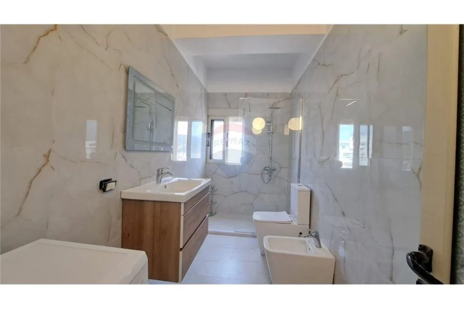 Vlore, jepet me qera apartament 1+1+Ballkon Kati 3, 75 m² 370 € (Lungomare)