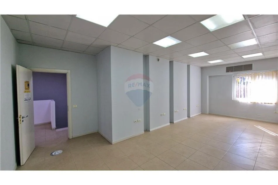 Vlore, jepet me qera ambjent biznesi Kati 2, 160 m² 900 € (Rr.Cipajve)