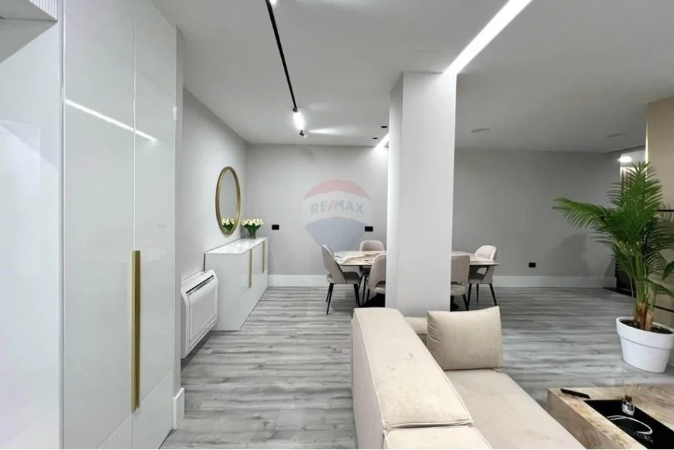 Tirane, jepet me qera apartament 2+1 Kati 7, 135 m² 2.000 € (Rr. Ismail Qemali)