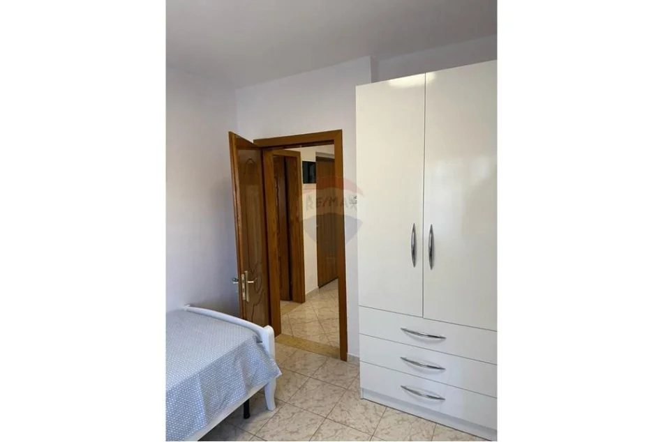 Tirane, jepet me qera 3+1 Kati 4, 80 m² 600 € (Rr. Fortuzi)
