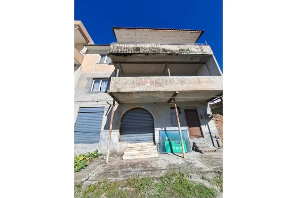 Vlore, shitet shtepi 3 Katshe , 360 m² 130.000 € (Transballkanike)