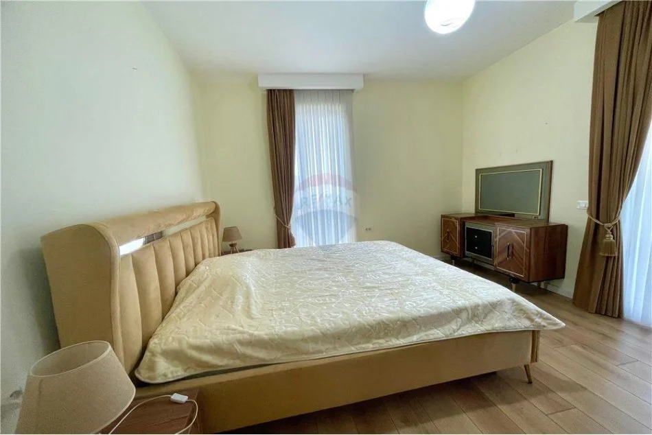 Tirane, jepet me qera apartament 1+1+Aneks+Ballkon Kati 5, 102 m² 800 € (Rruga 5 Maji,)
