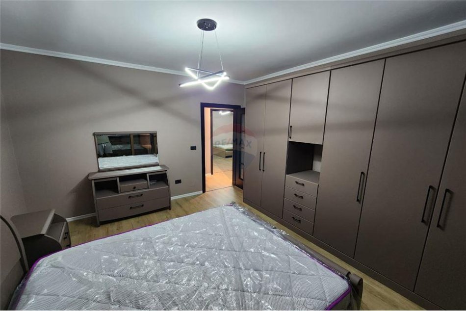 Tirane, jepet me qera 3+1+Ballkon Kati 4, 160 m² 1.000 € (21 dhjetori)