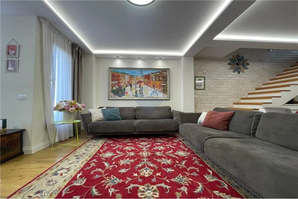 Tirane, shitet apartament duplex 3+1 Kati 3, 150 m² 299.000 € (Dupleks luksoz ne shitje me super pamje prane Liqenit!)