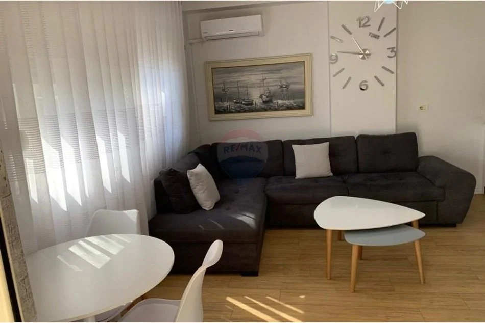 Tirane, jepet me qera apartament 1+1+Ballkon Kati 5, 55 m² 600 € (Rruga e Barrikadave)