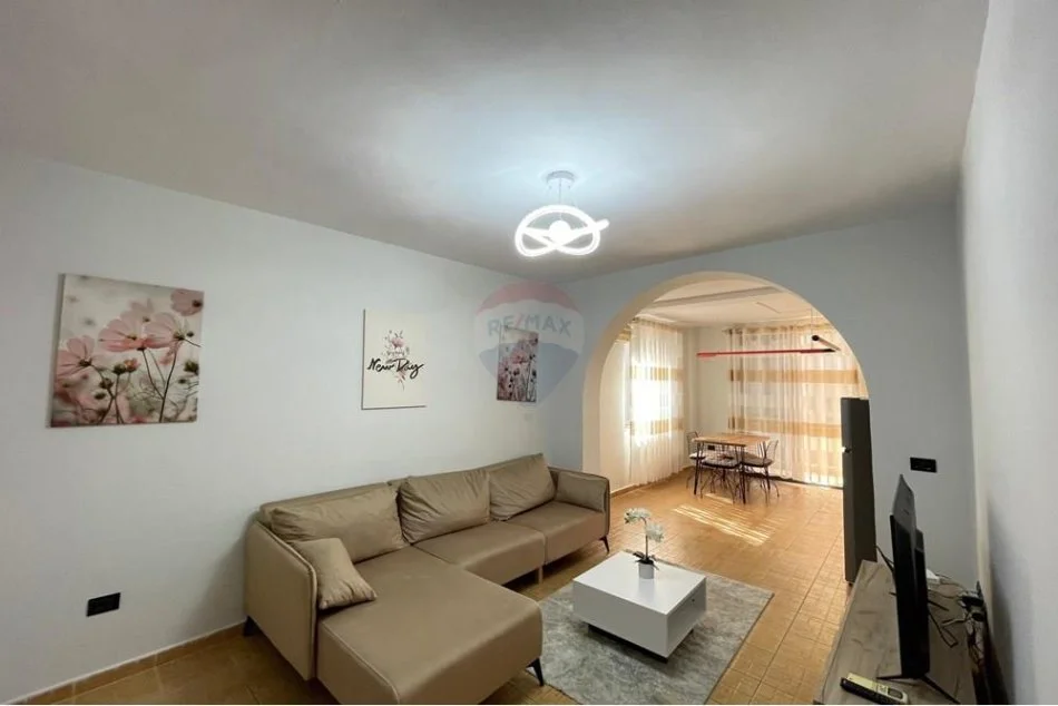 Tirane, jepet me qera apartament 2+1+Ballkon Kati 4, 95 m² 700 € (Libri UNIVERESITAR)
